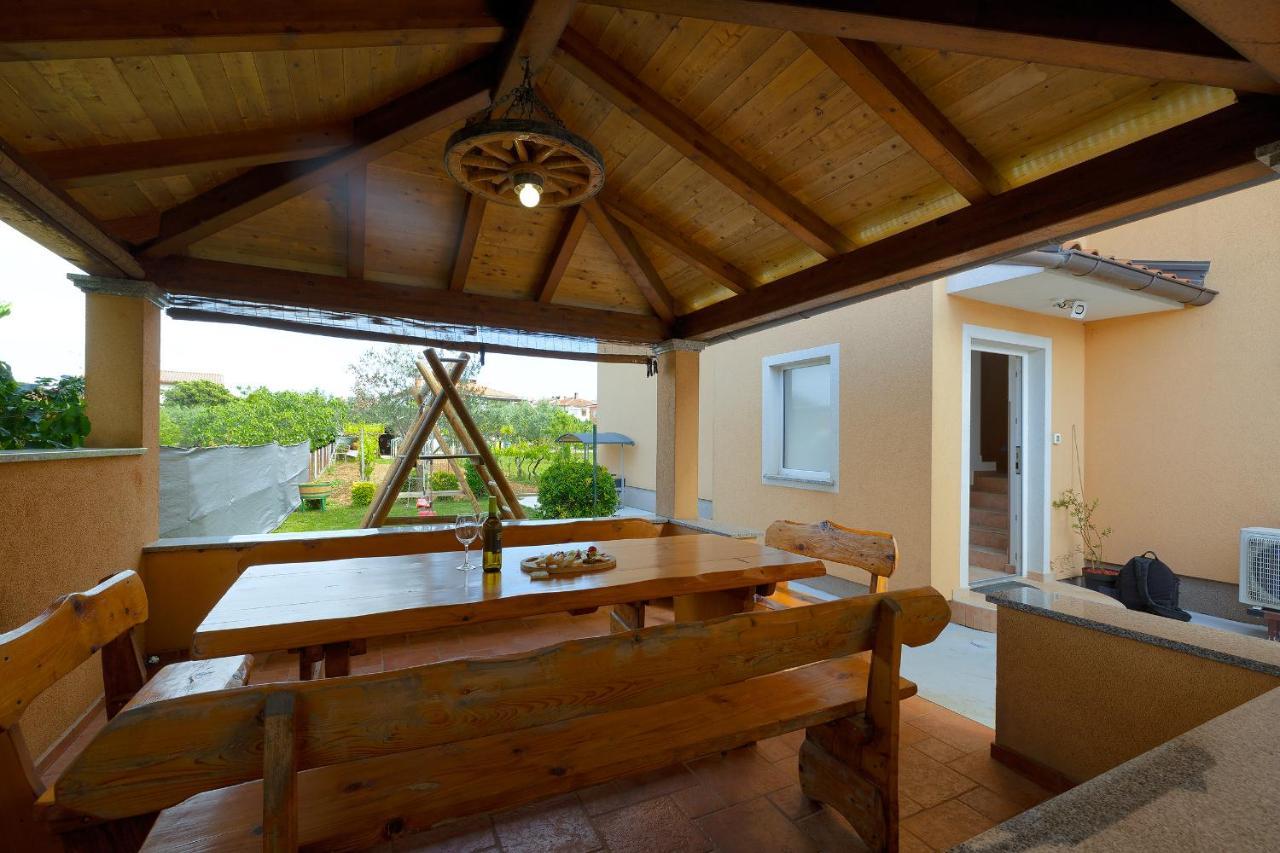 Apartments Ari And Bonnie - Cozy With Roof Terrace Pula Exterior photo